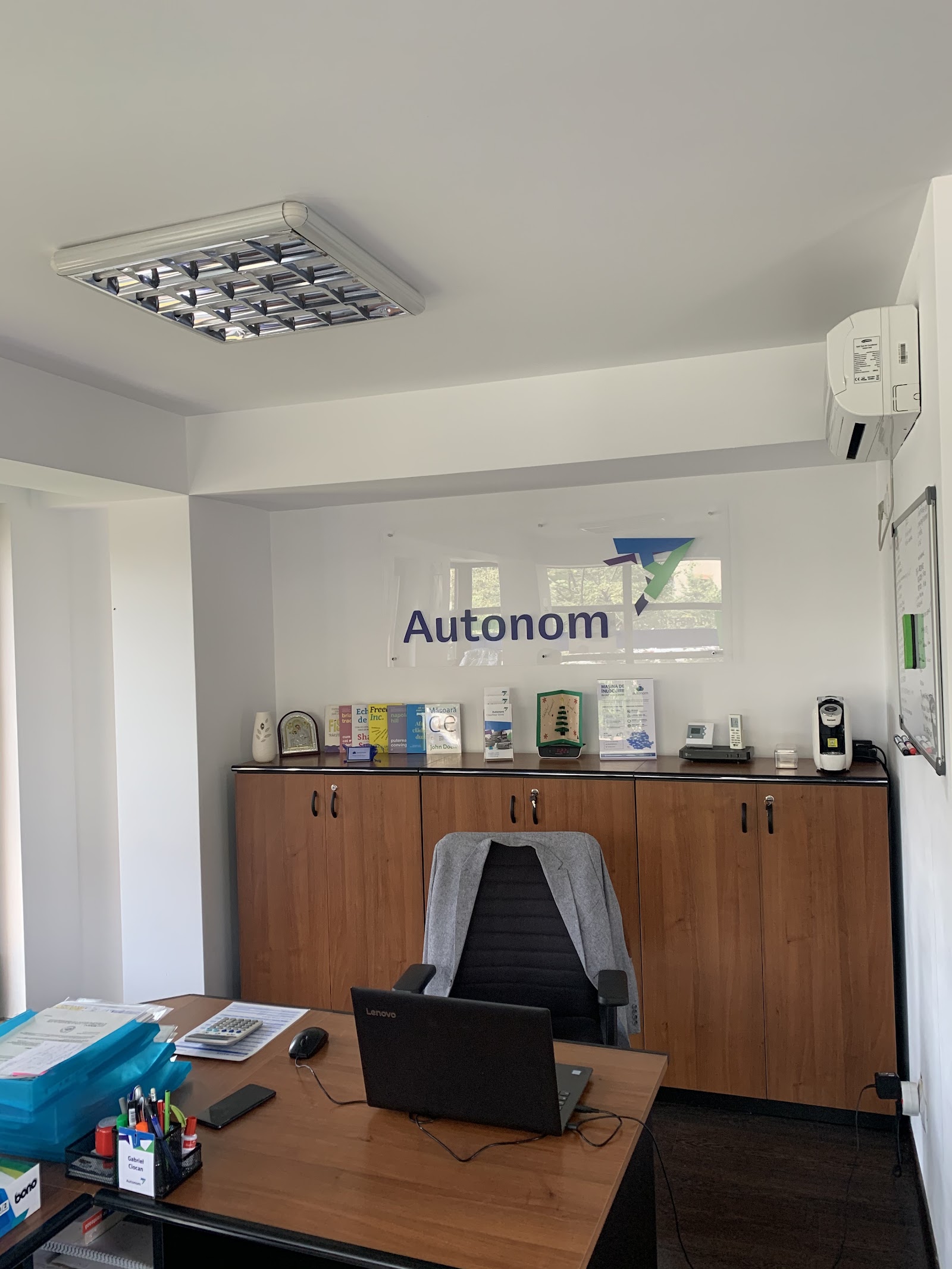 Autonom