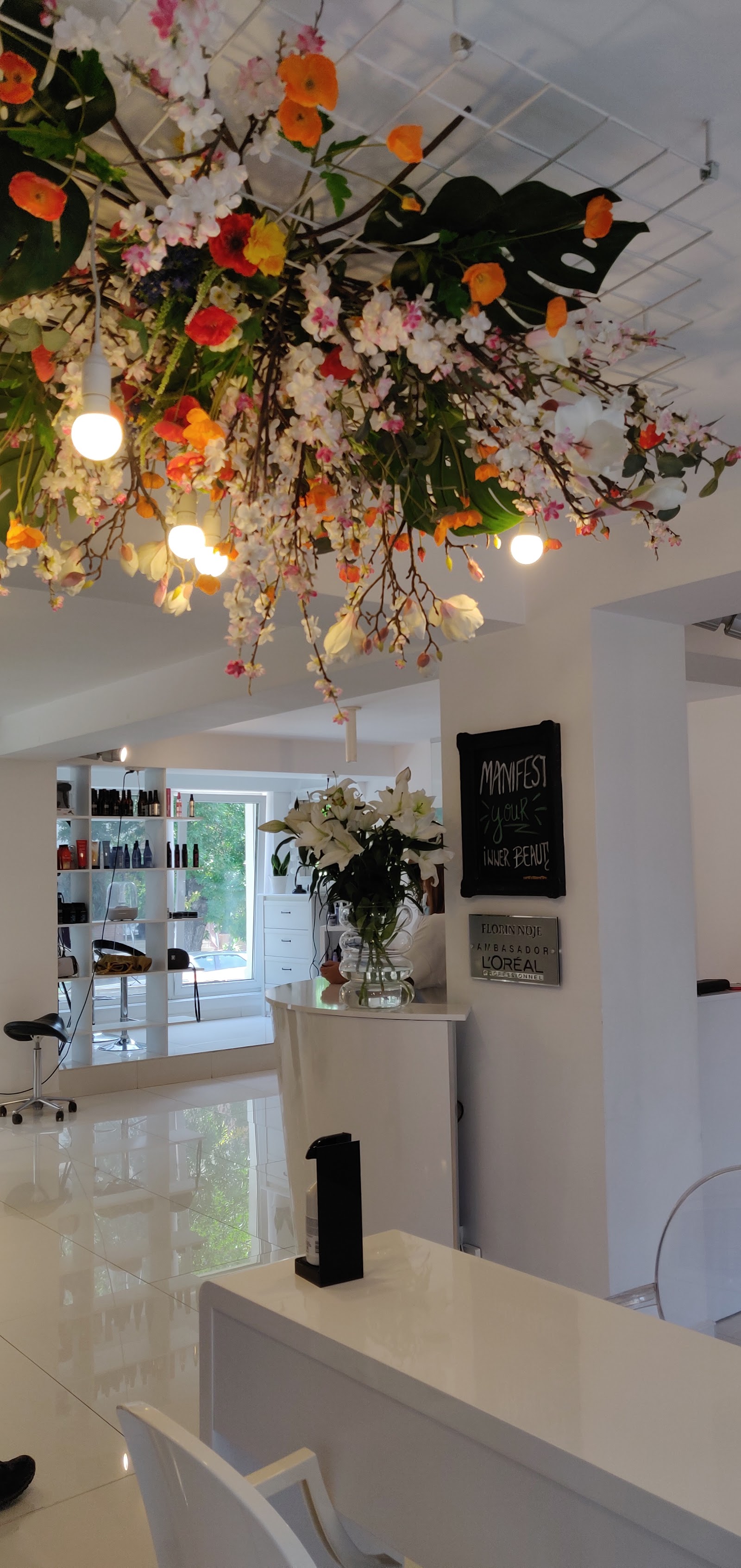 Salon Manifest