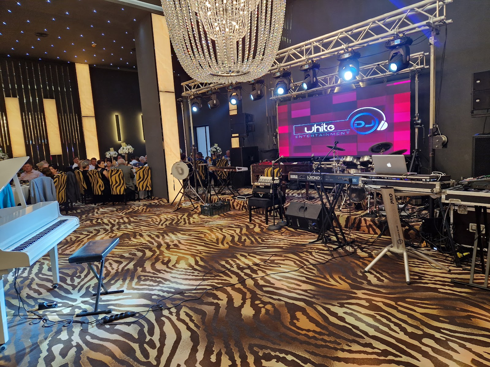 White Entertainment Dj - Nunta Botez Petreceri Private Suceava