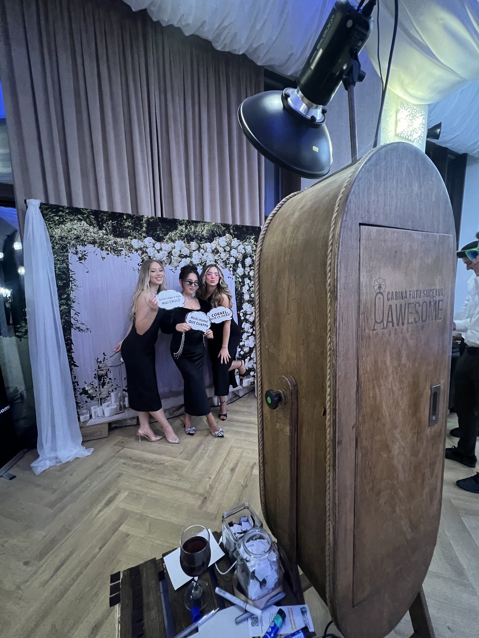 Awesome Photos Booth - Cabina foto Suceava