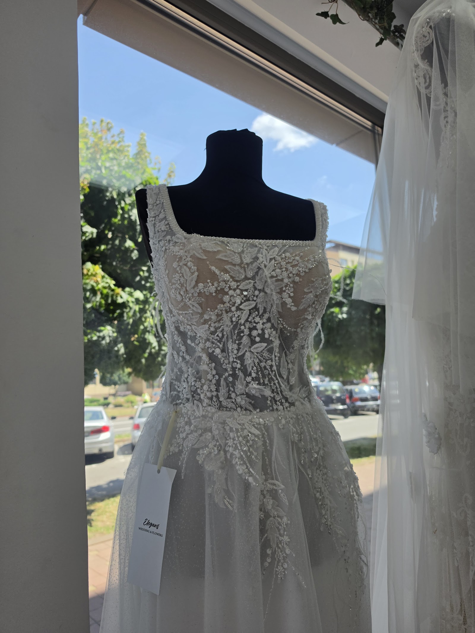 Elegans Wedding & Flowers(rochii mireasa)
