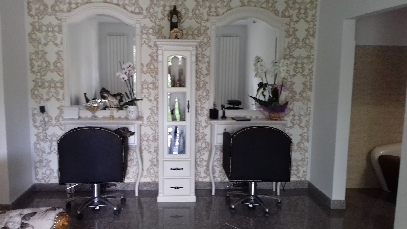 Salon Era