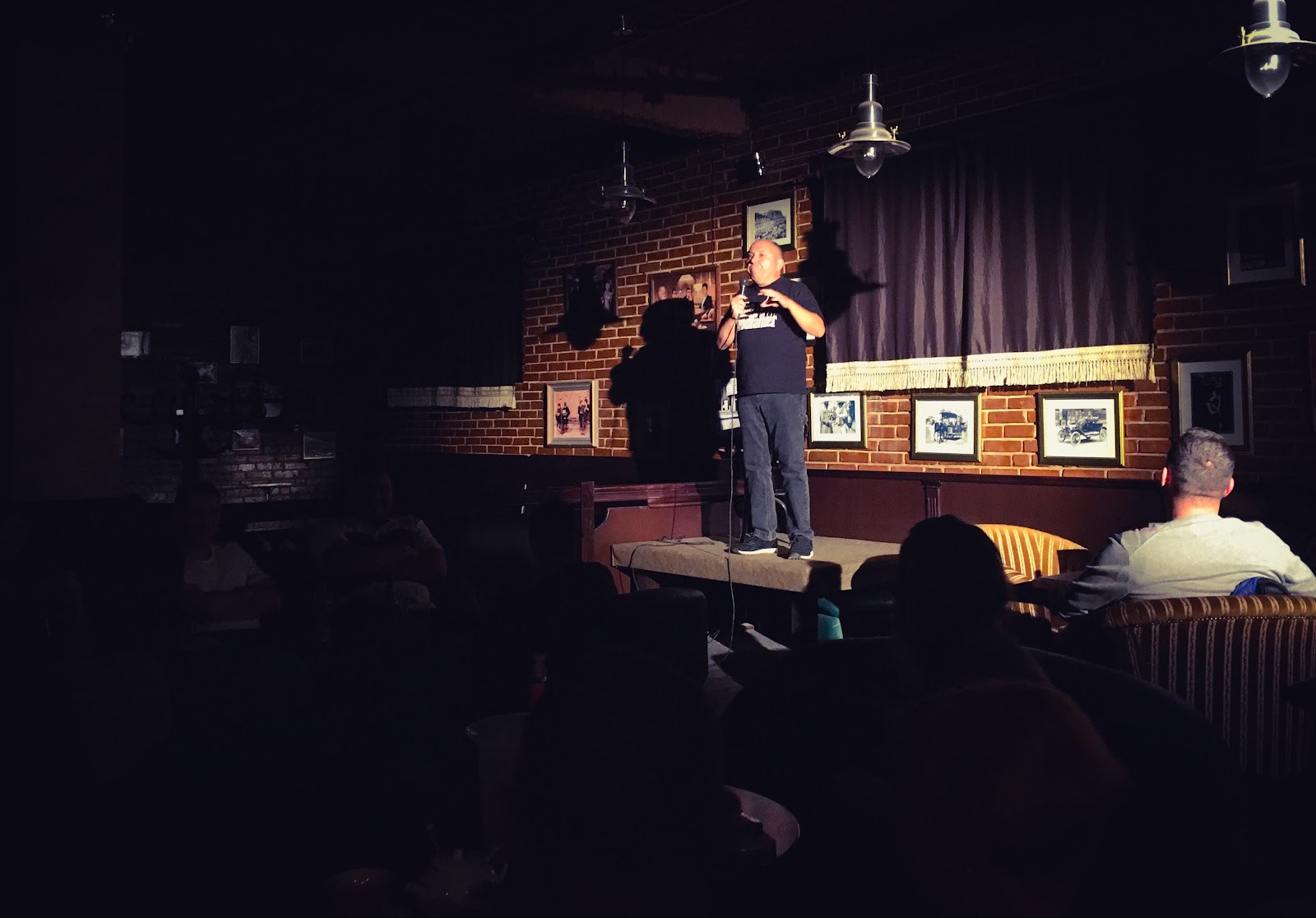 Stand-Up Comedy (Spectacole, Rezervari, Show-uri Live, Evenimente,contact)