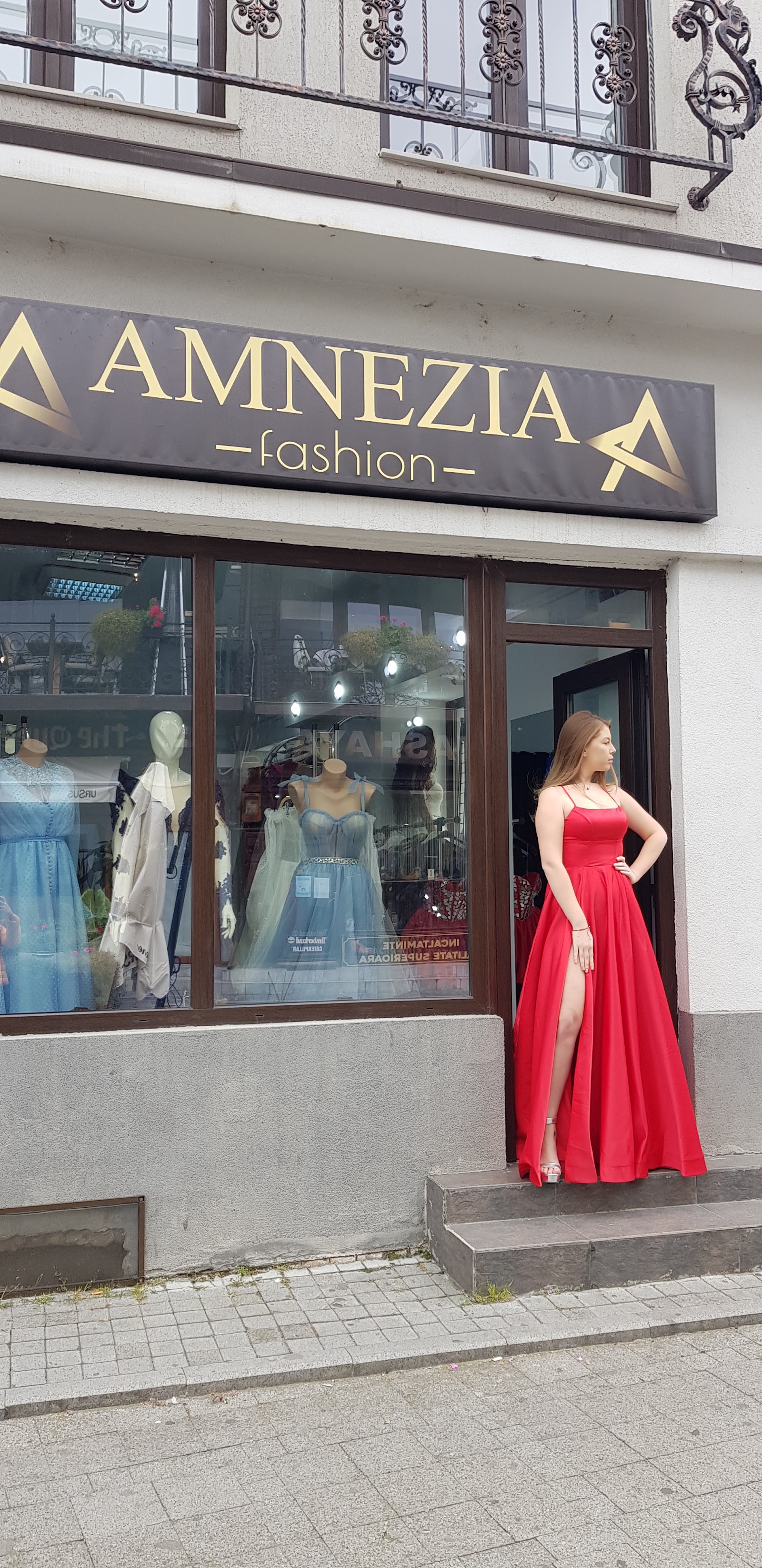 Rochii de mireasă si rochii de ocazie Amnezia Fashion