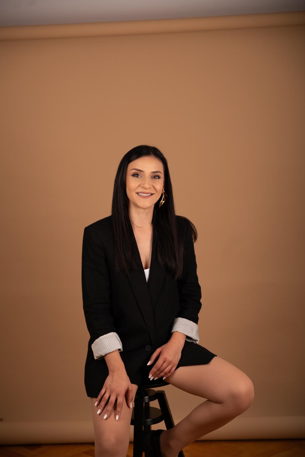 Liana Dogan – Hairstylist & Traine