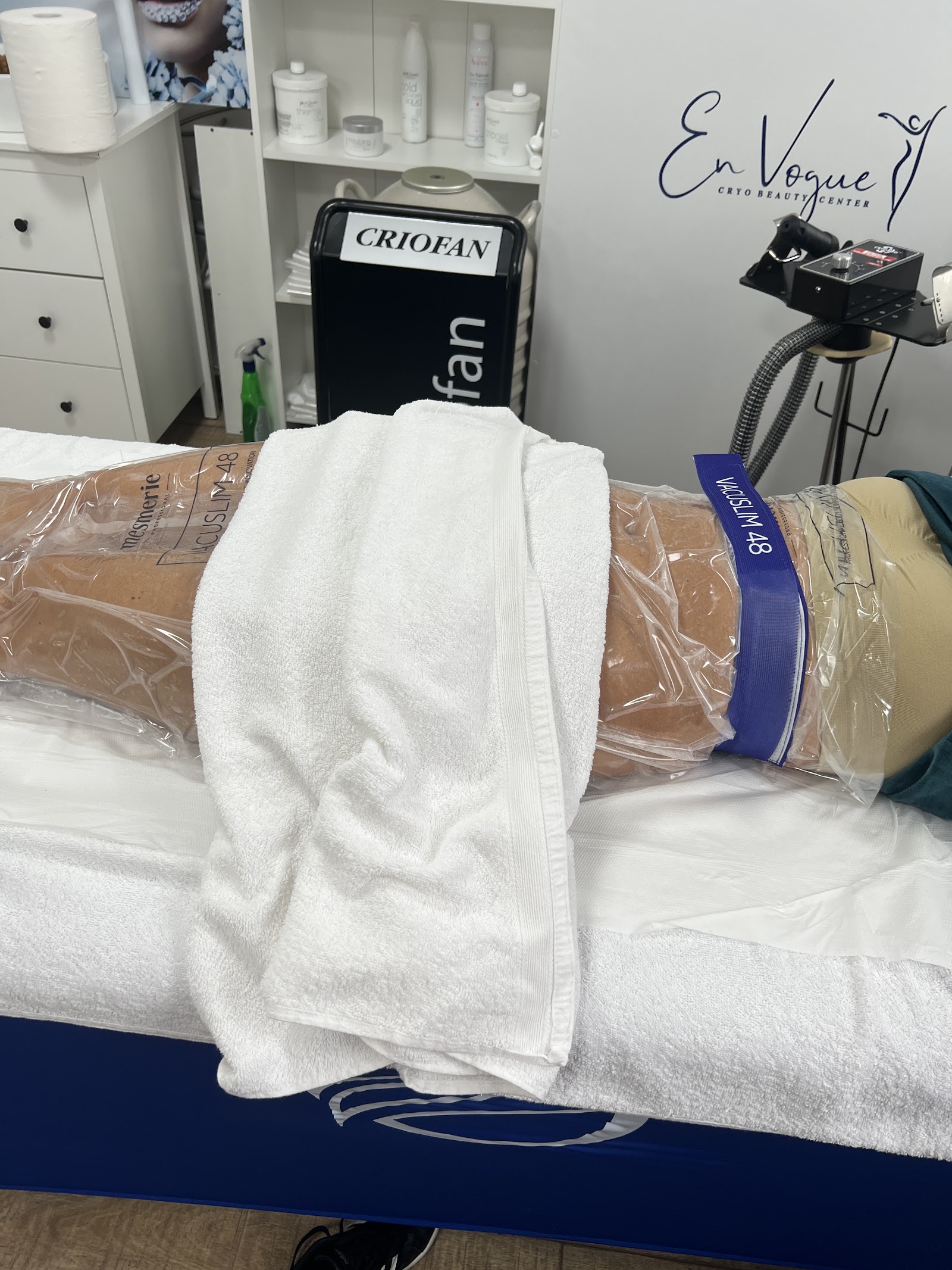 En Vogue Cryo Beauty Center - Epilare definitivă și remodelare corporalã