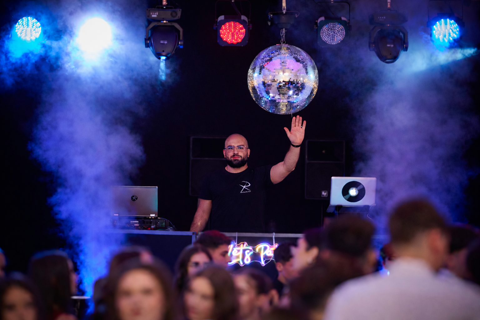 🎧 DJ & MC 🔊 Sonorizare profesională 🪩 Lumini & efecte speciale