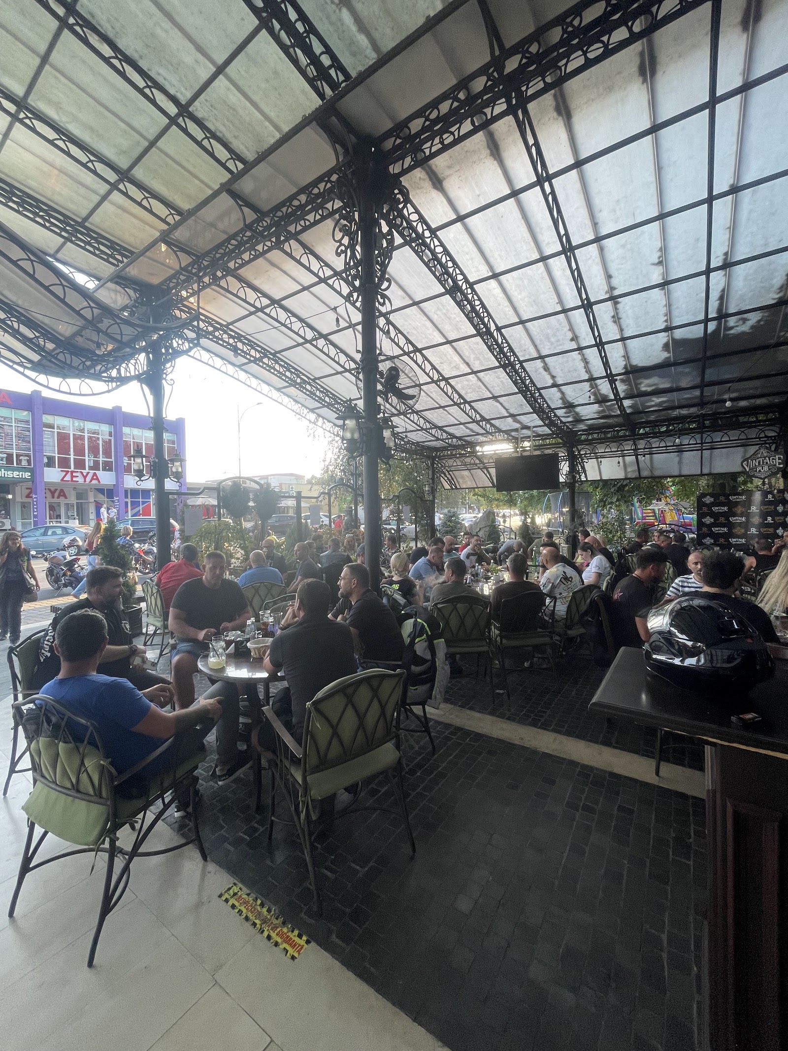 Vintage Pub-Restaurant