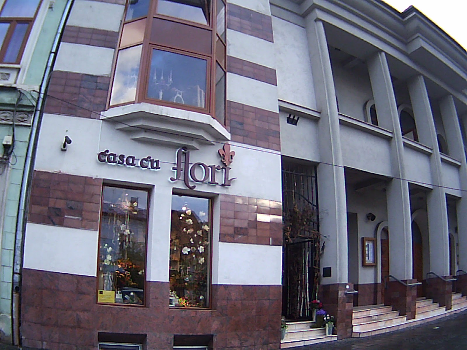 Casa Cu Flori
