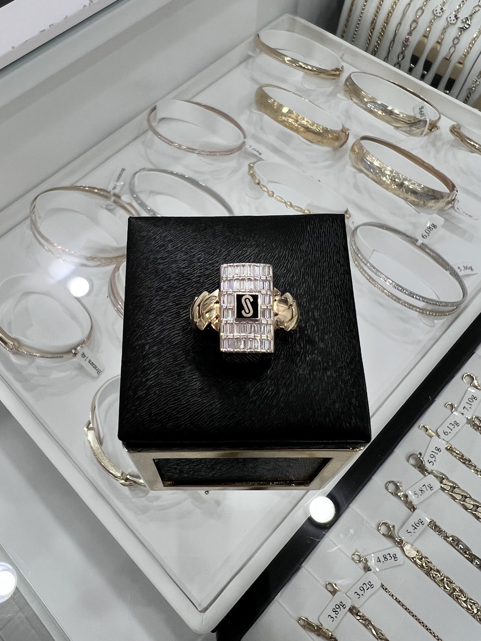 Tiara Luxury