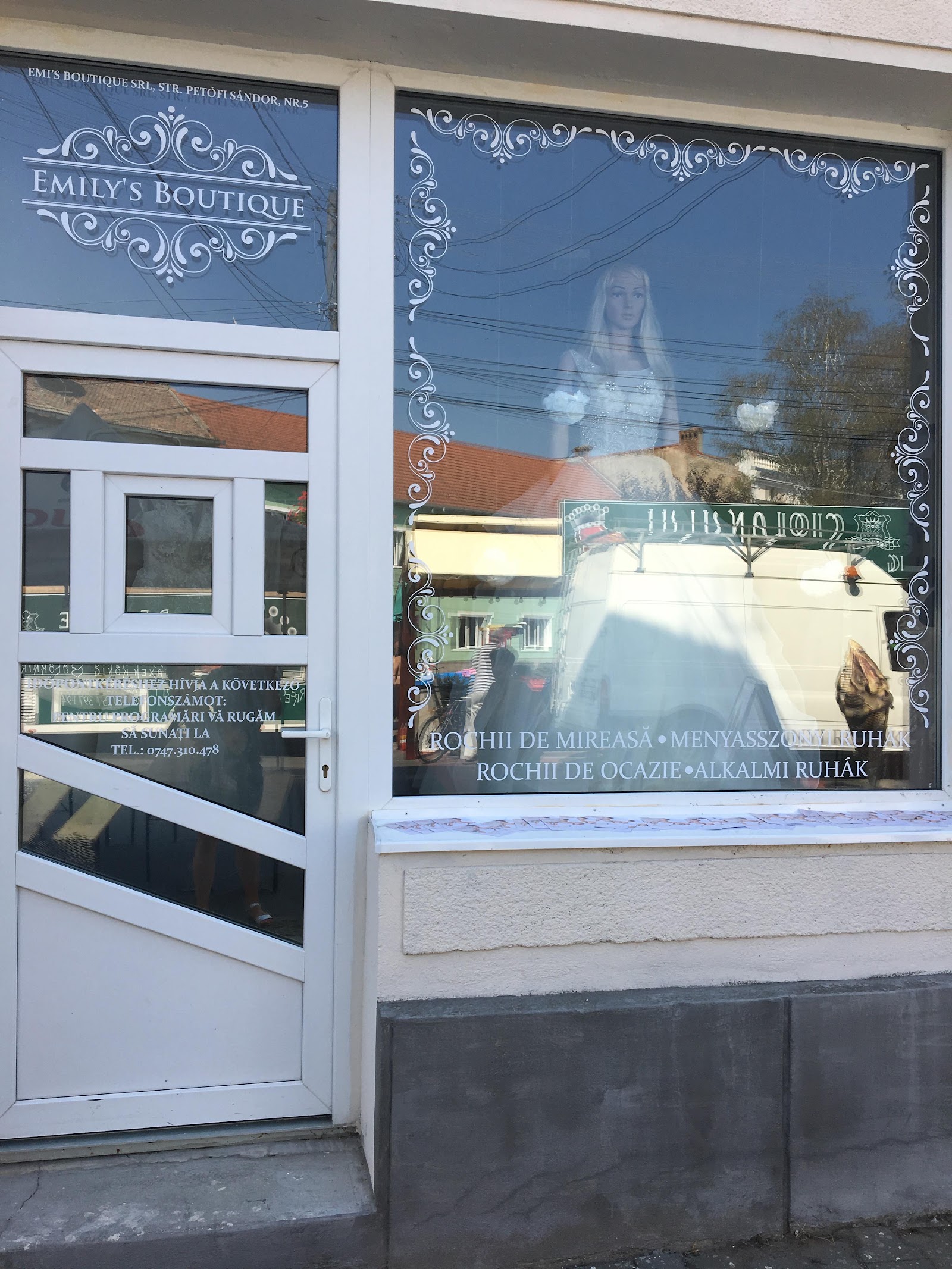 Emily's Boutique Esküvői Ruhaszalon