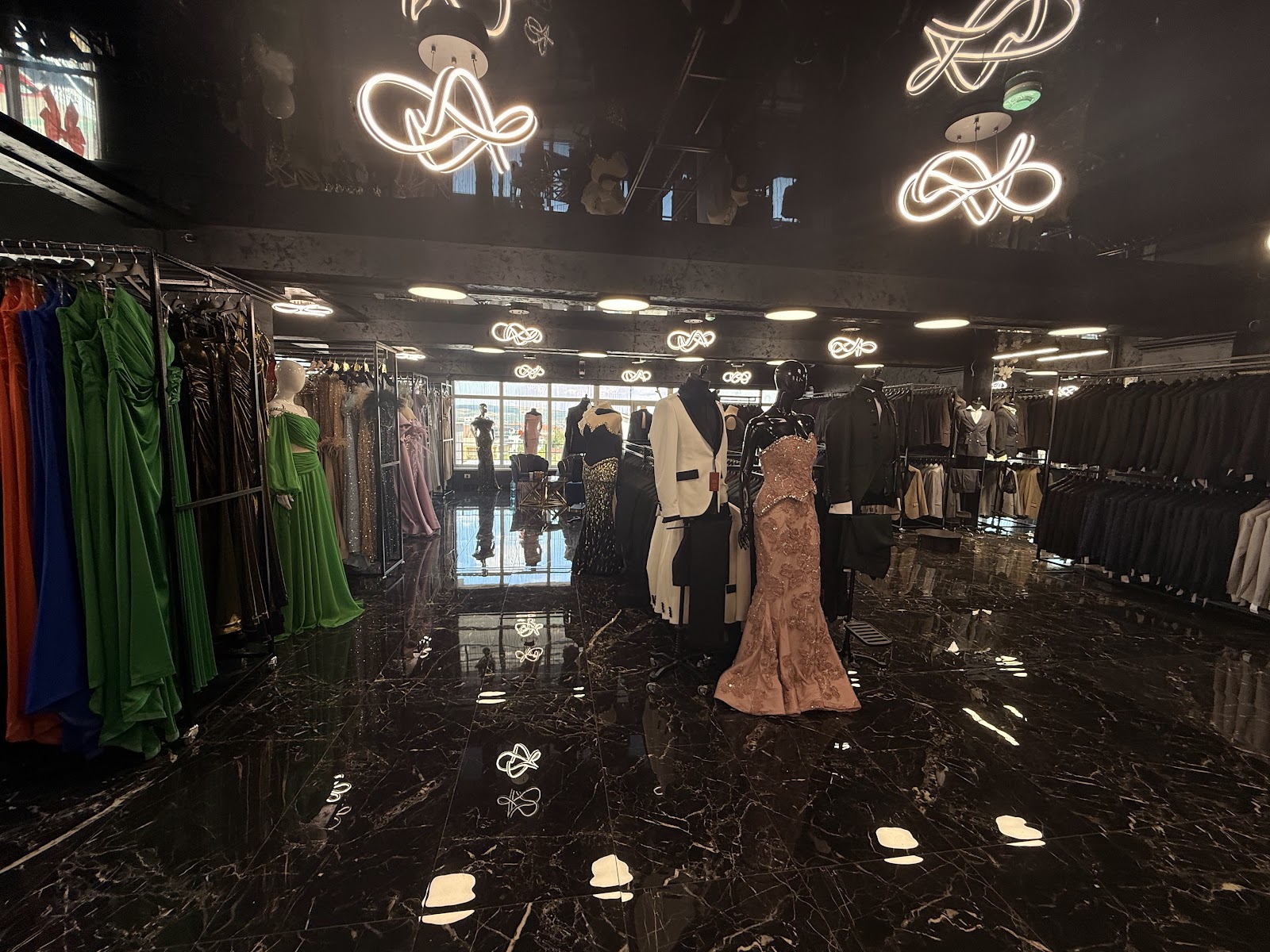Just Gala rochii de evenimente și costume de bărbați