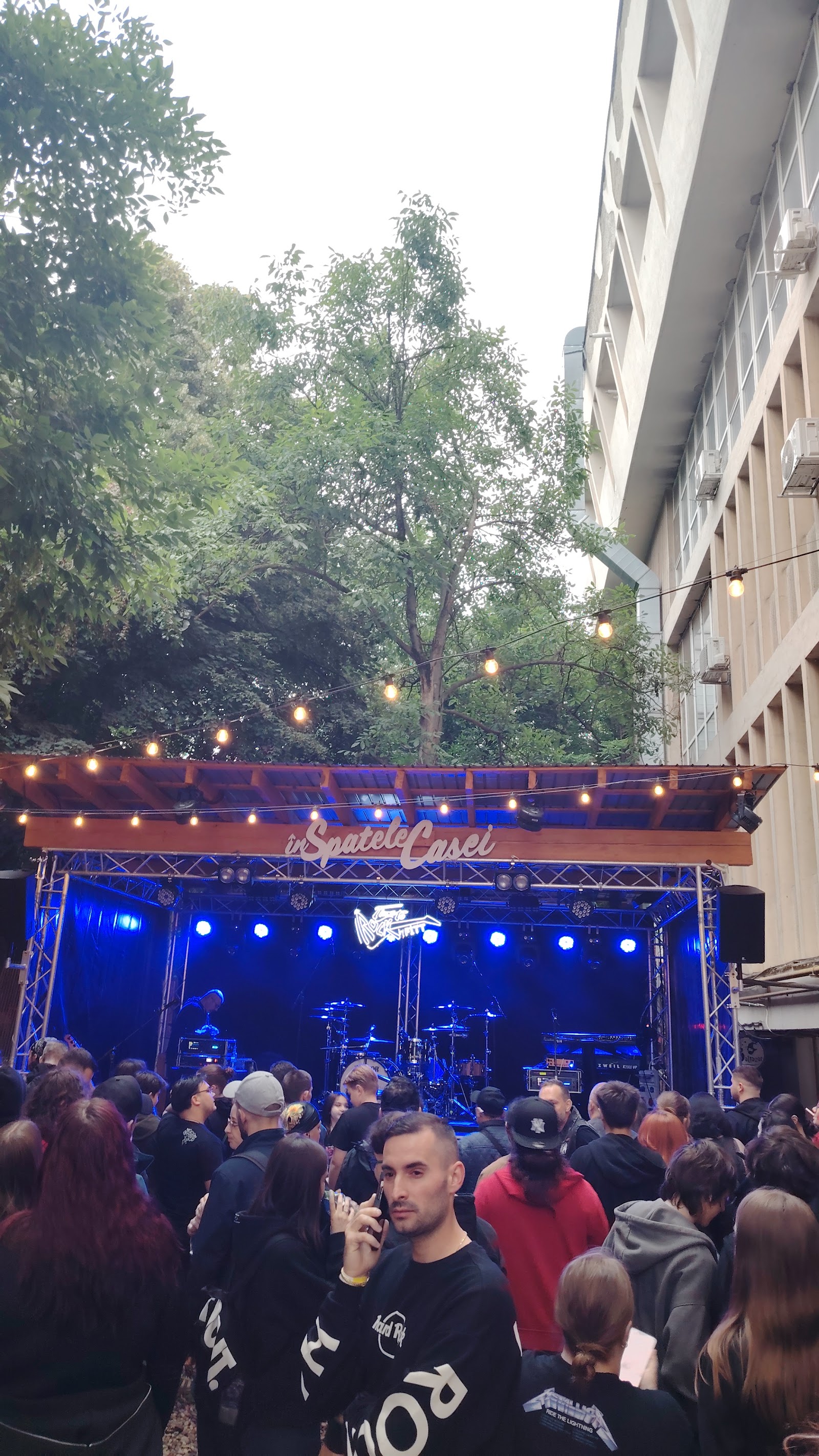 În Spatele Casei