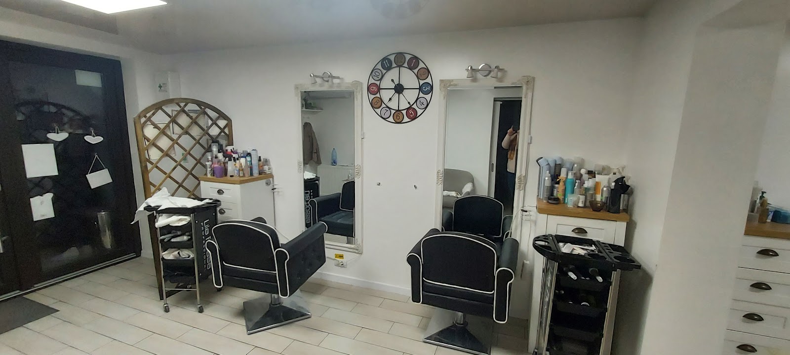 EXCLUSIVE BEAUTY STUDIO