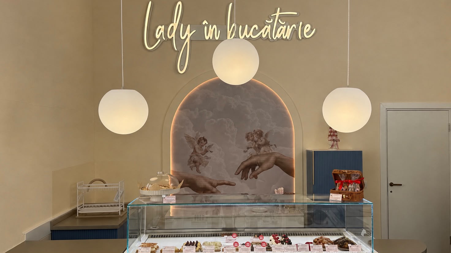 Lady in Bucatarie