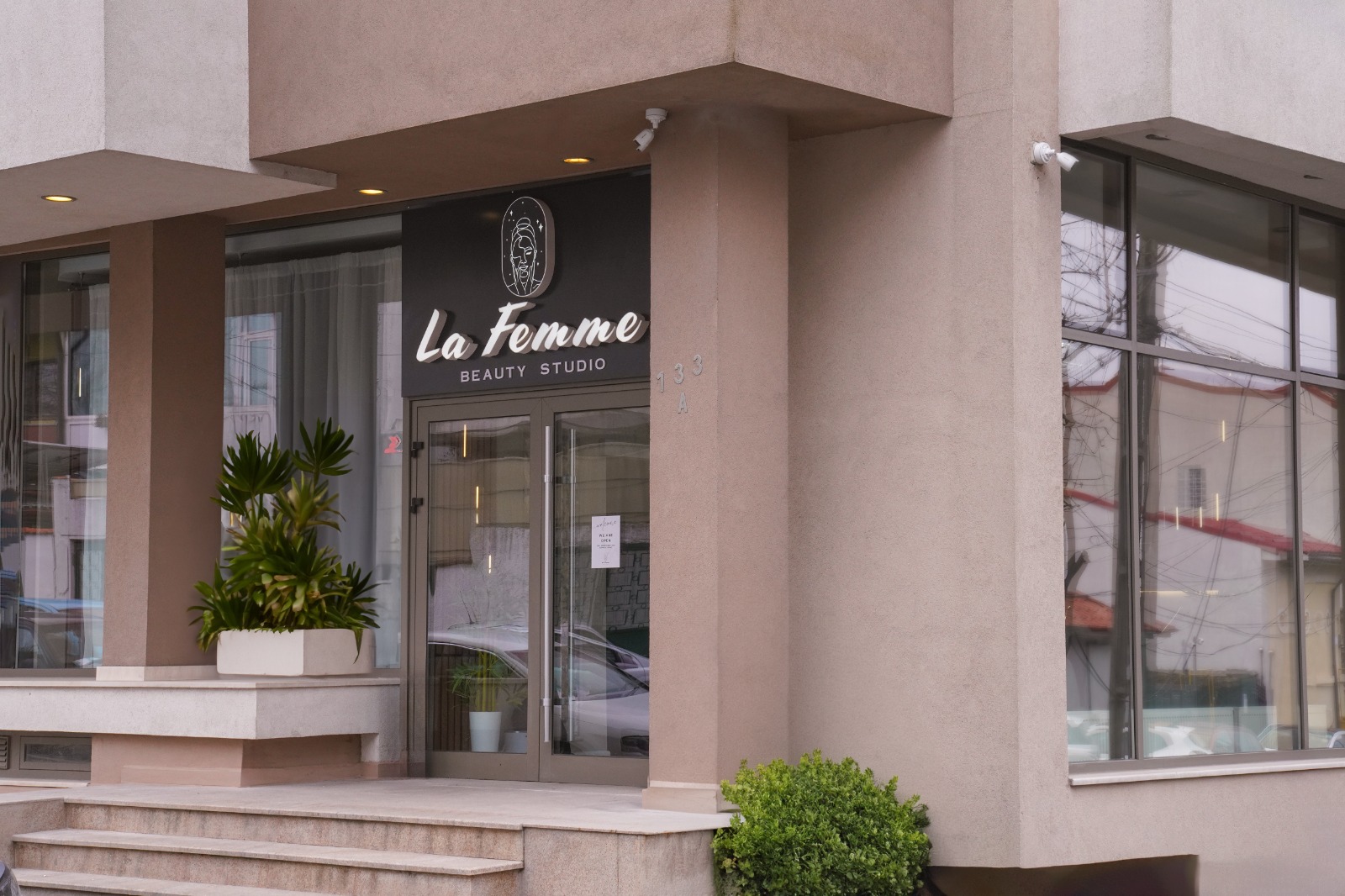 LA FEMME STUDIO - Epilare definitiva cu laser Constanta