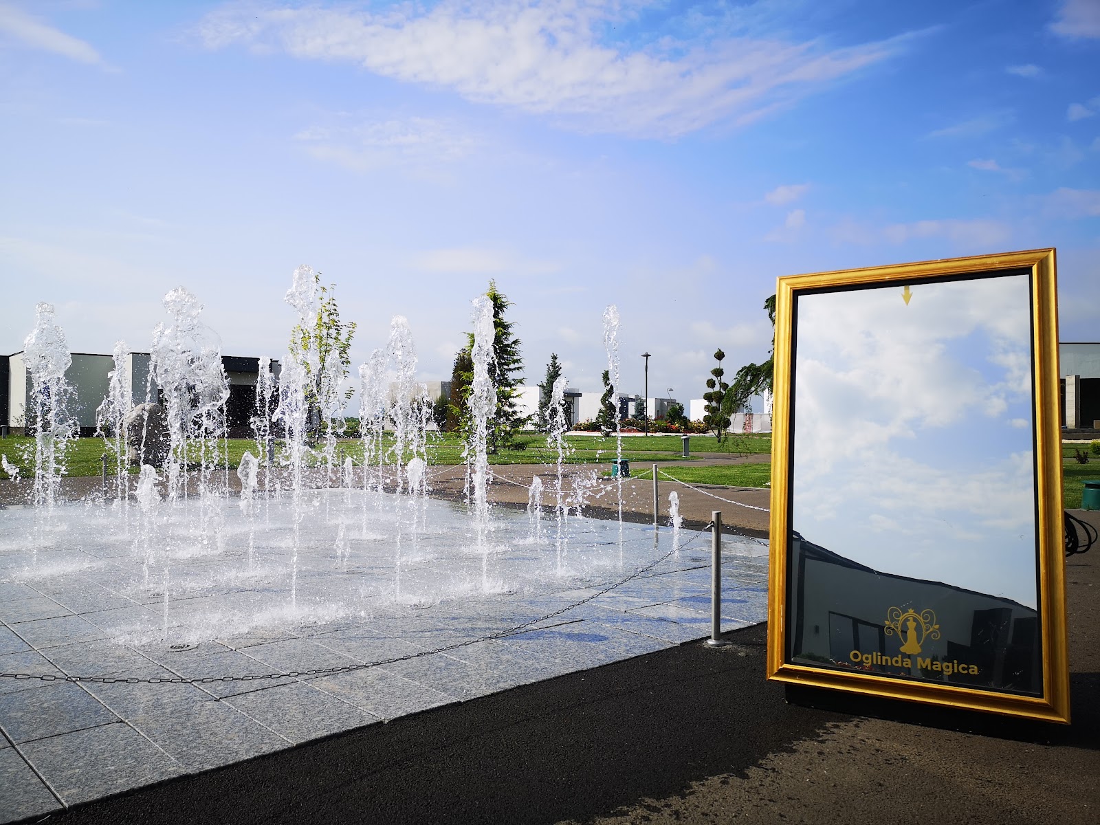 Oglinda Magica Brasov - Cabina foto & 360 video booth