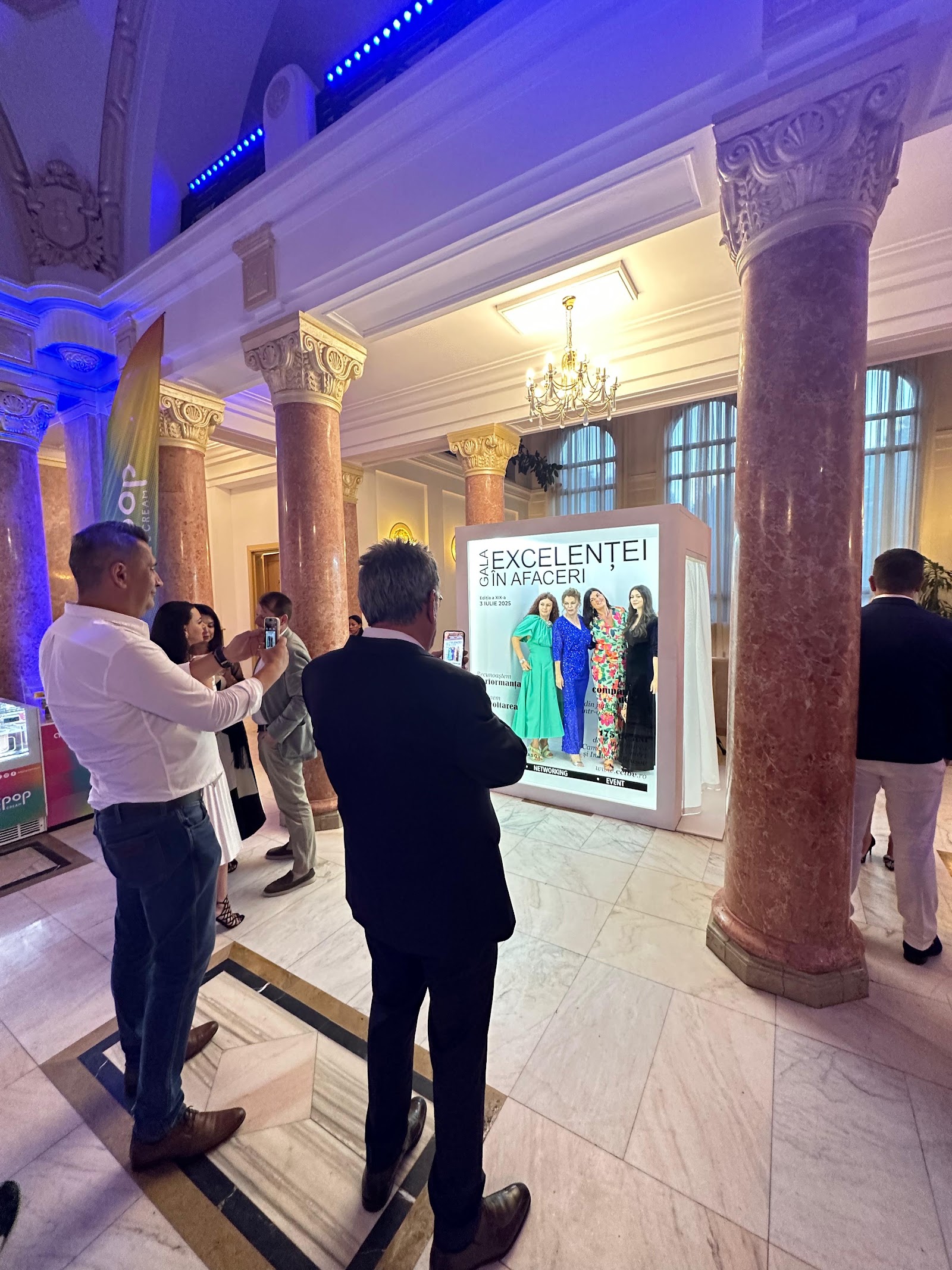 Oglinda Magica Brasov - Cabina foto & 360 video booth