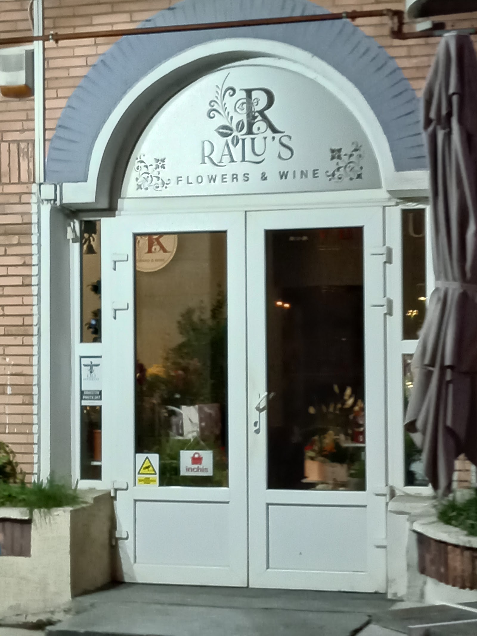 Ralu's Flowers and Wine