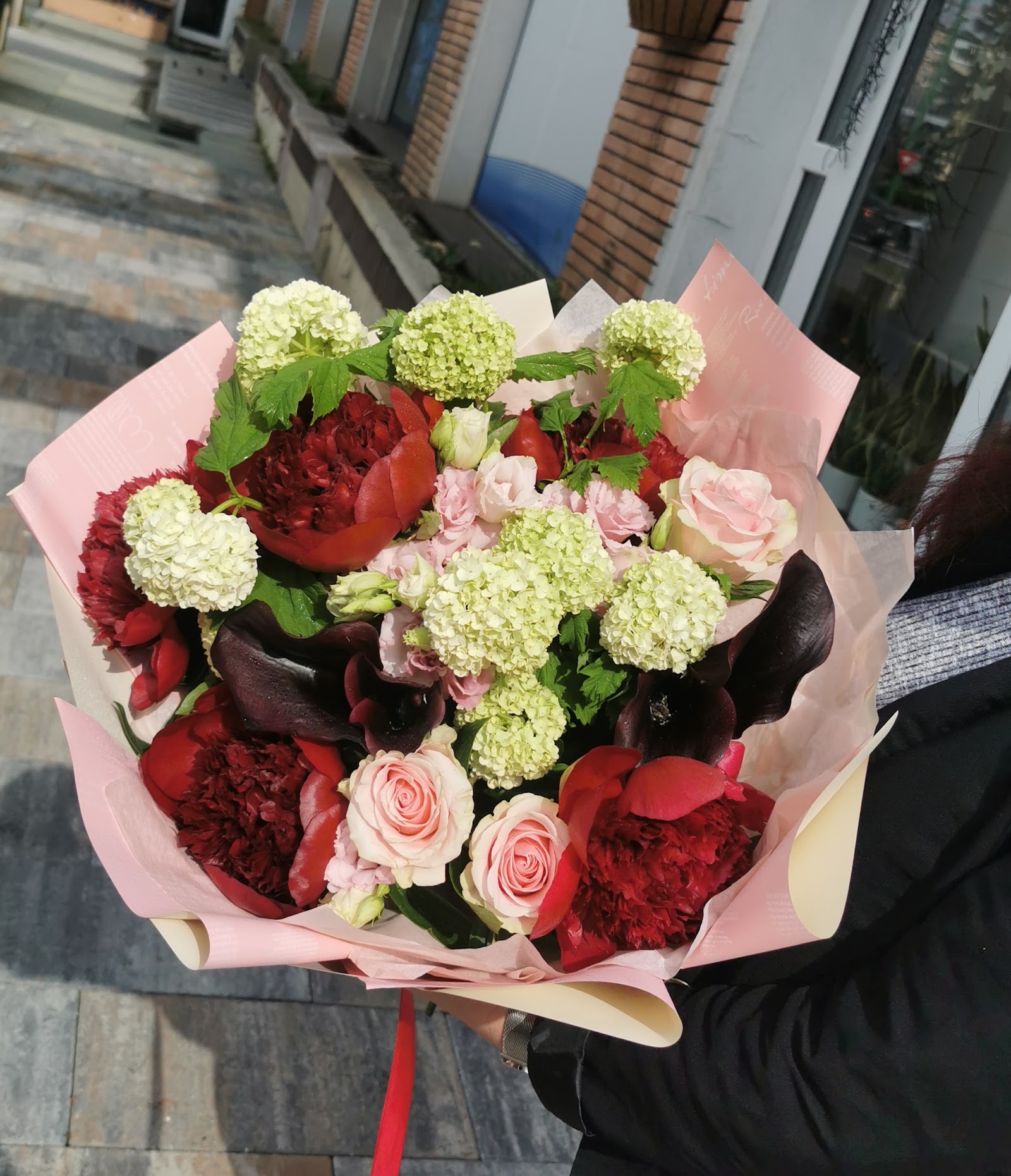 Ralu's Flowers and Wine