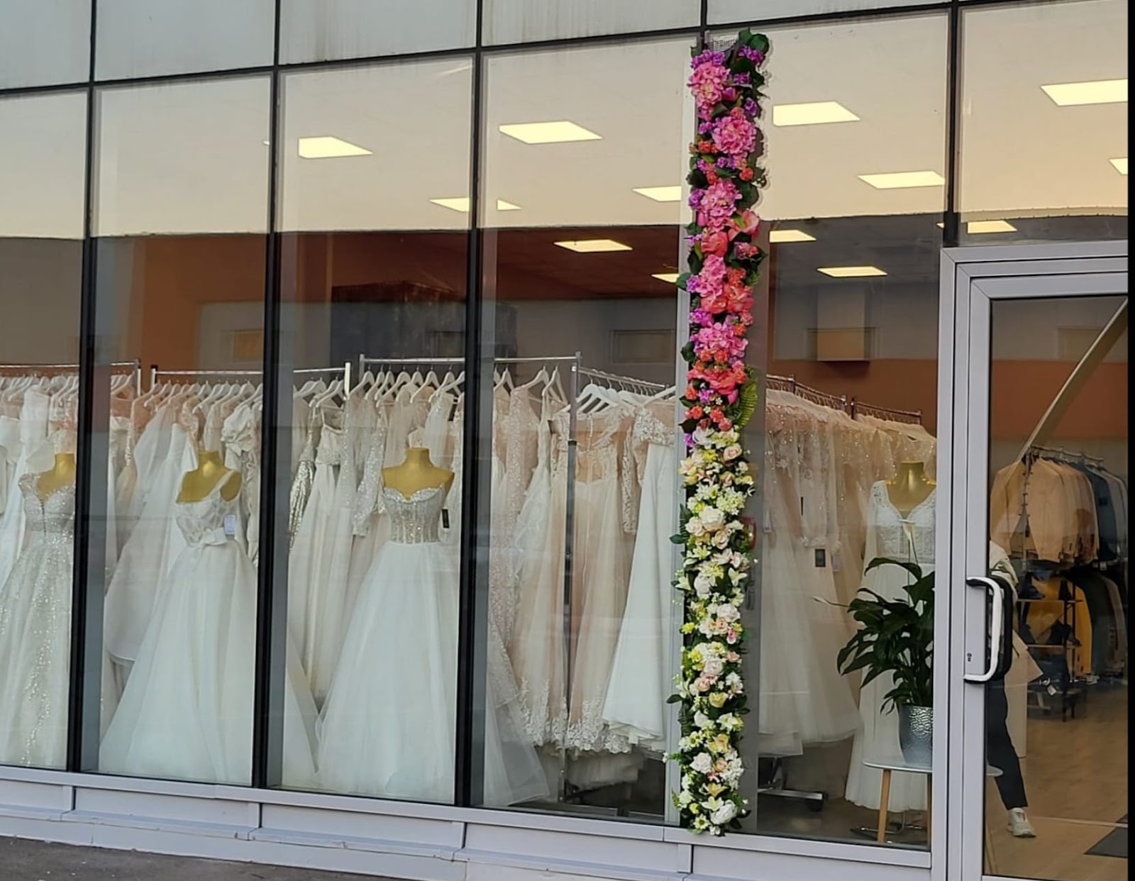 Magazin Rochii de mireasă și Costume Eliana mall