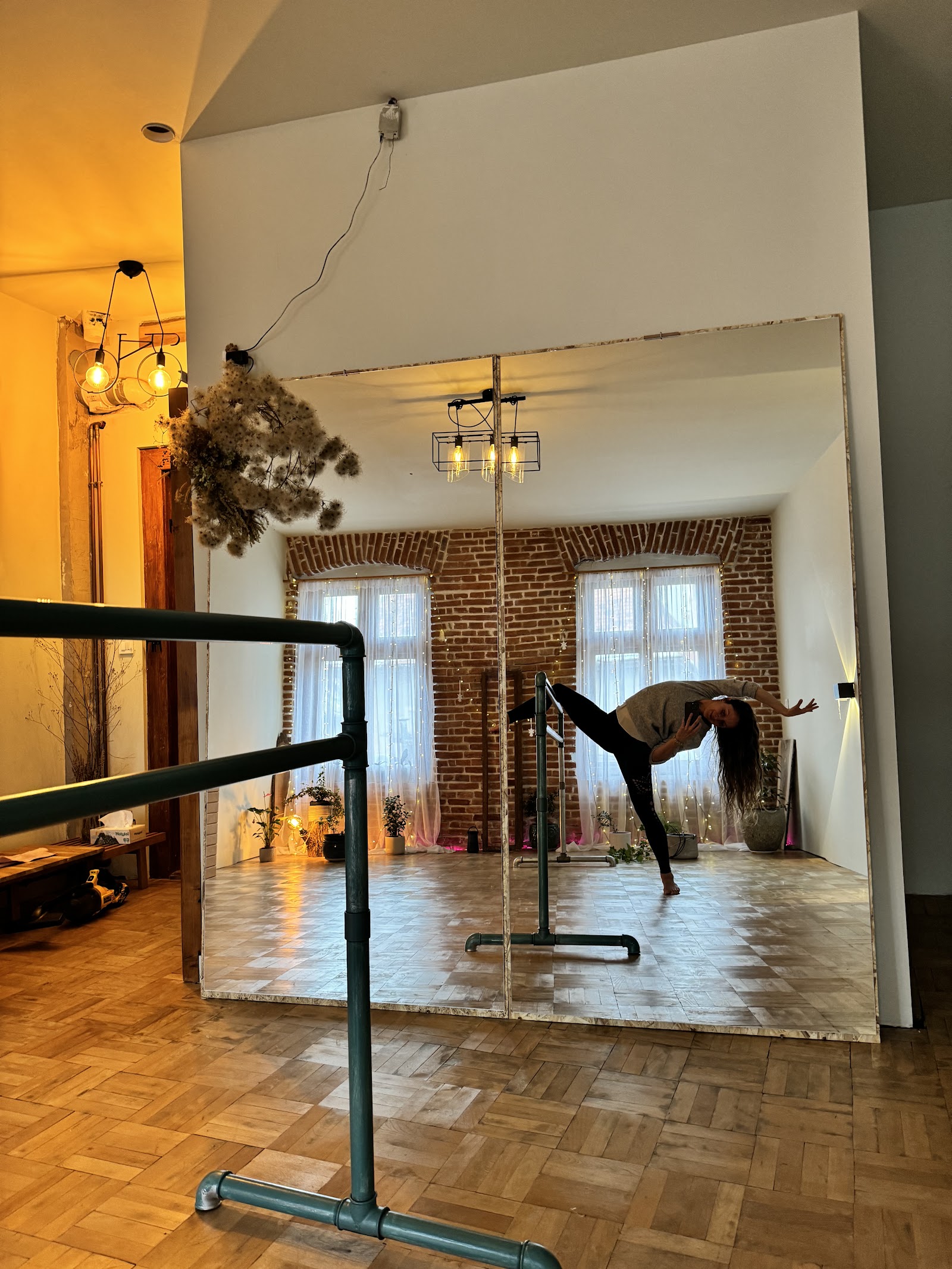Dance Studio Brasov (balet, dans contemporan, contemporan la bara, jazz, jazz liric)