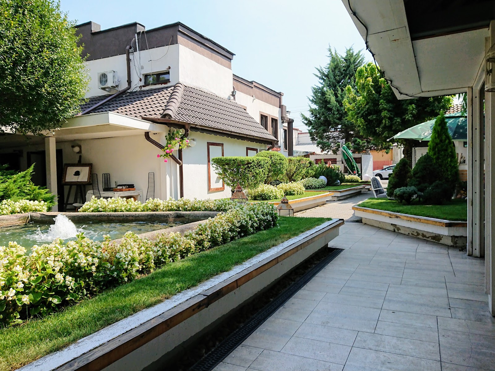 Le Baron Restaurant