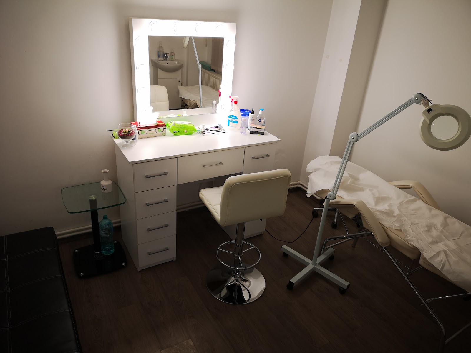 INSIDE MAKEUP&HAIRCUT STUDIO