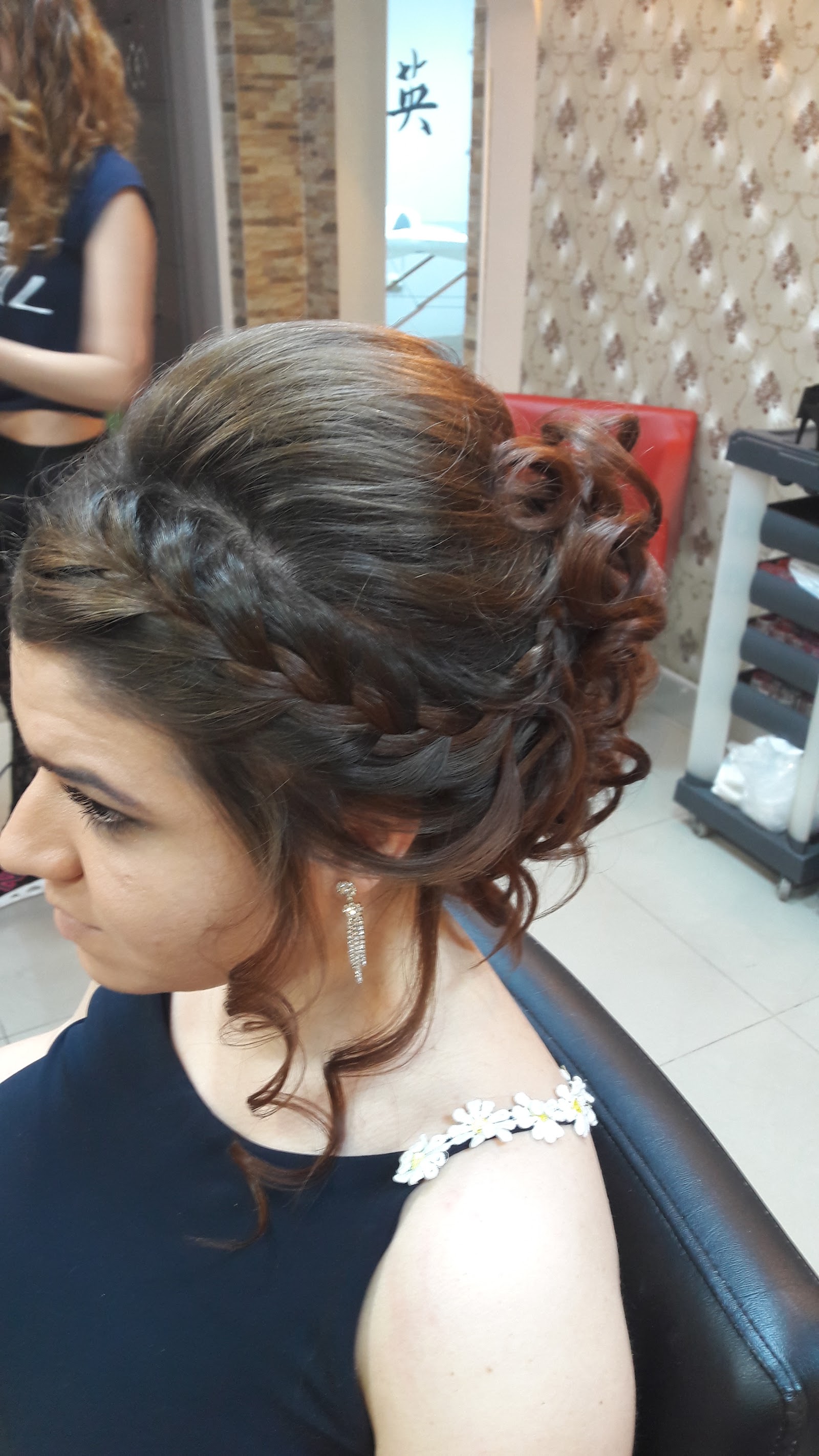 Salon Adina
