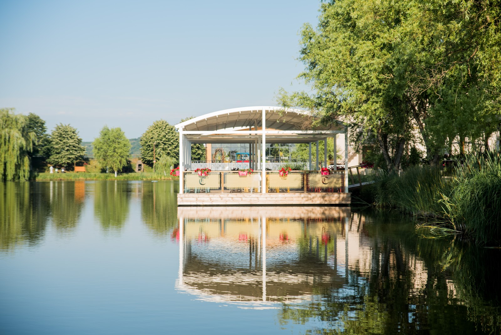 Camelot Resort, HUSASĂU DE CRIȘ