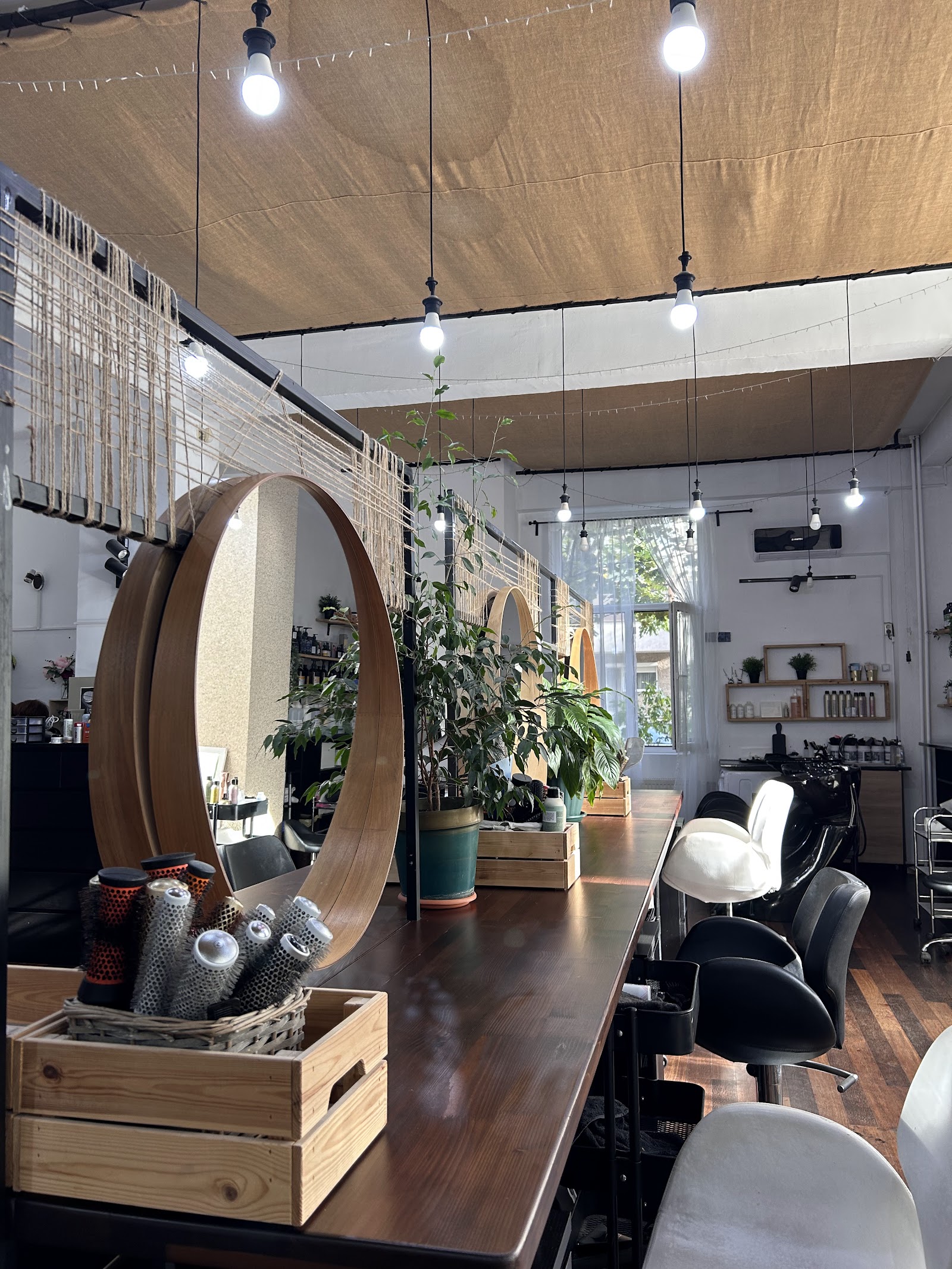 Salon înfrumusețare Bob Beauty Bar