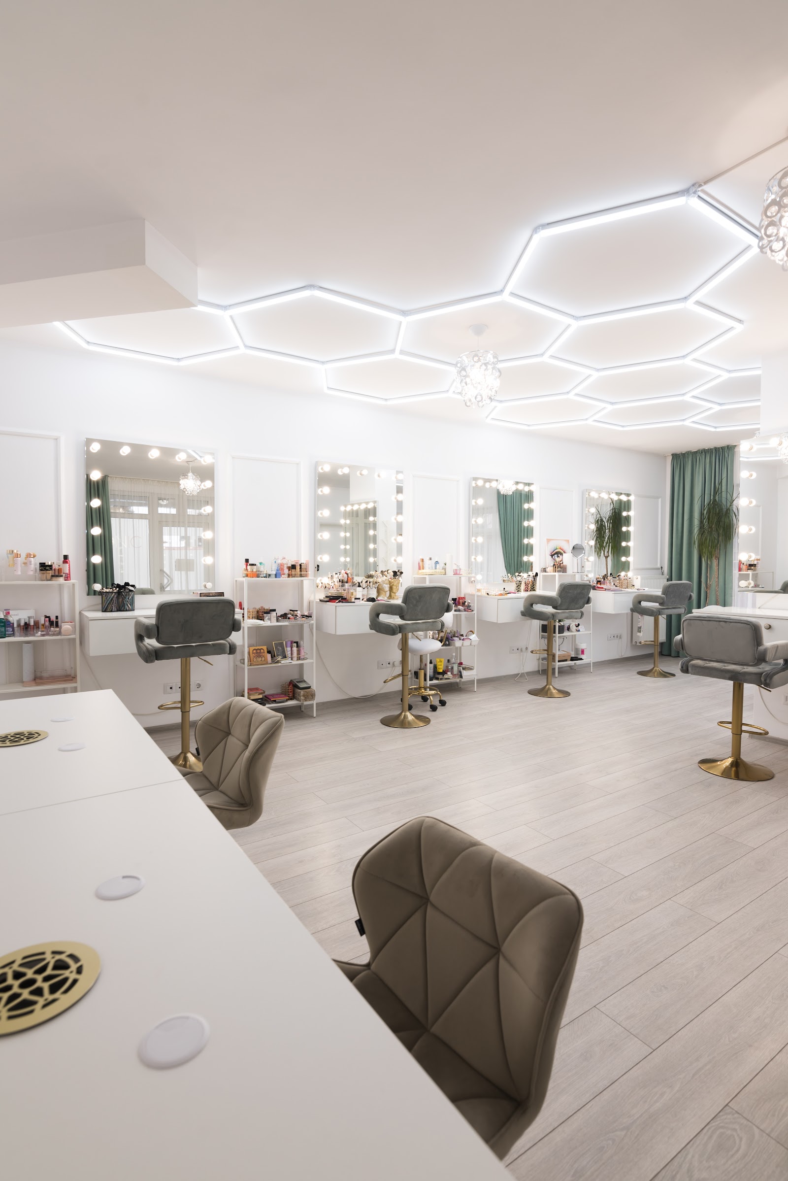 ICONIC Beauty Studio 1.0