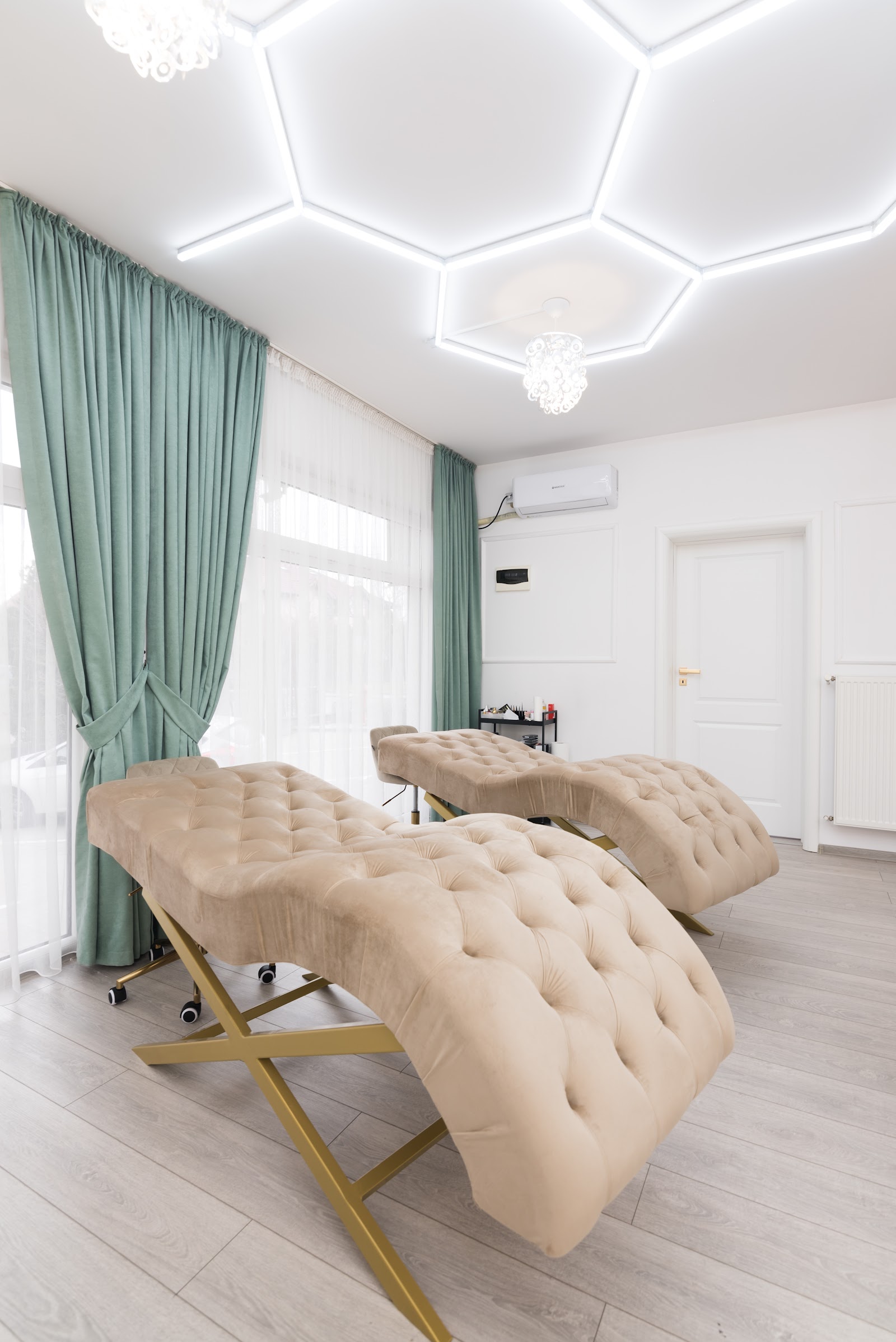 ICONIC Beauty Studio 1.0