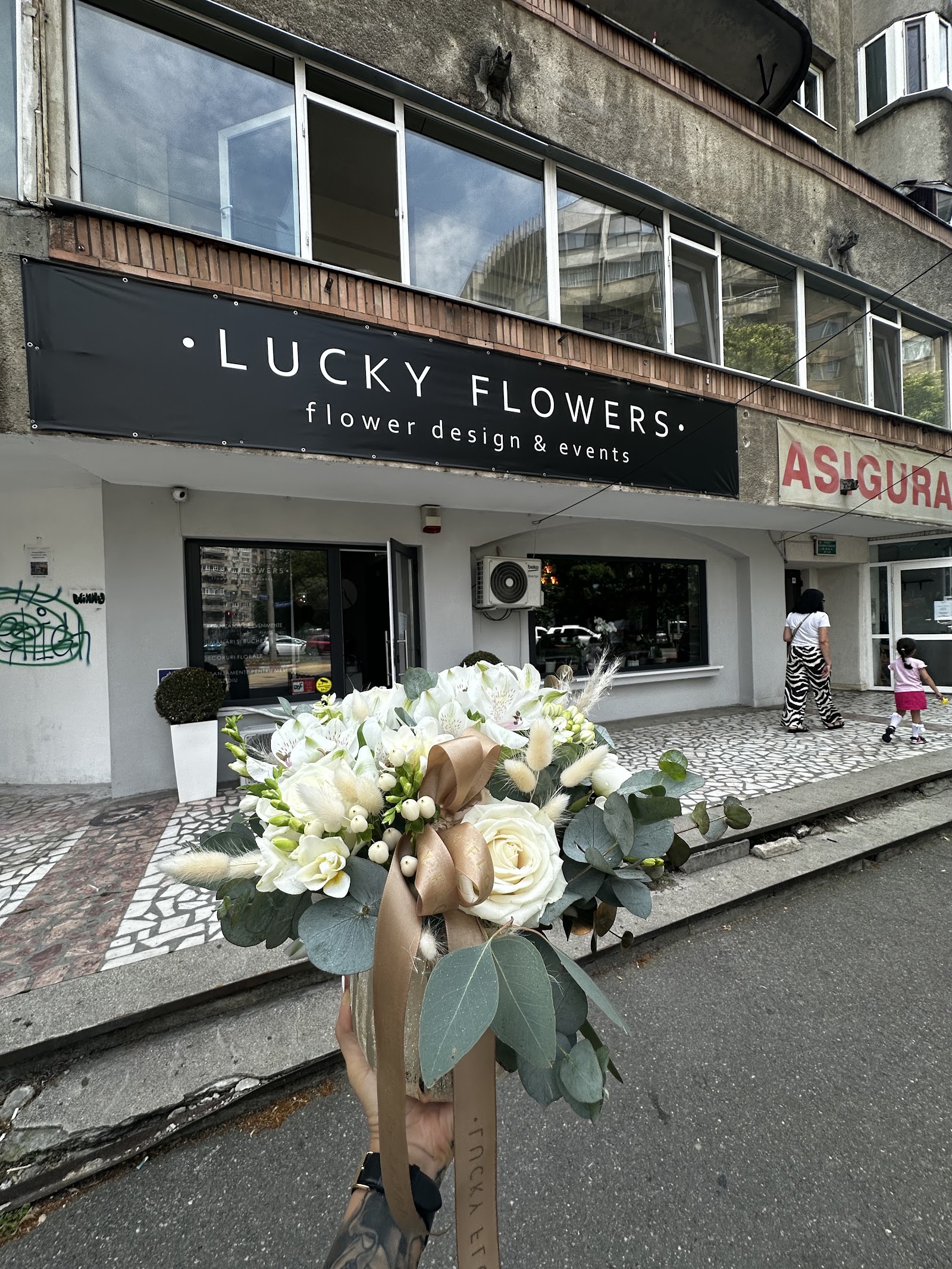 Lucky Flowers Florarie Ploiesti. Aranjamente Florale, Buchete Flori Ploiesti. Trandafiri, Lumanari Nunta