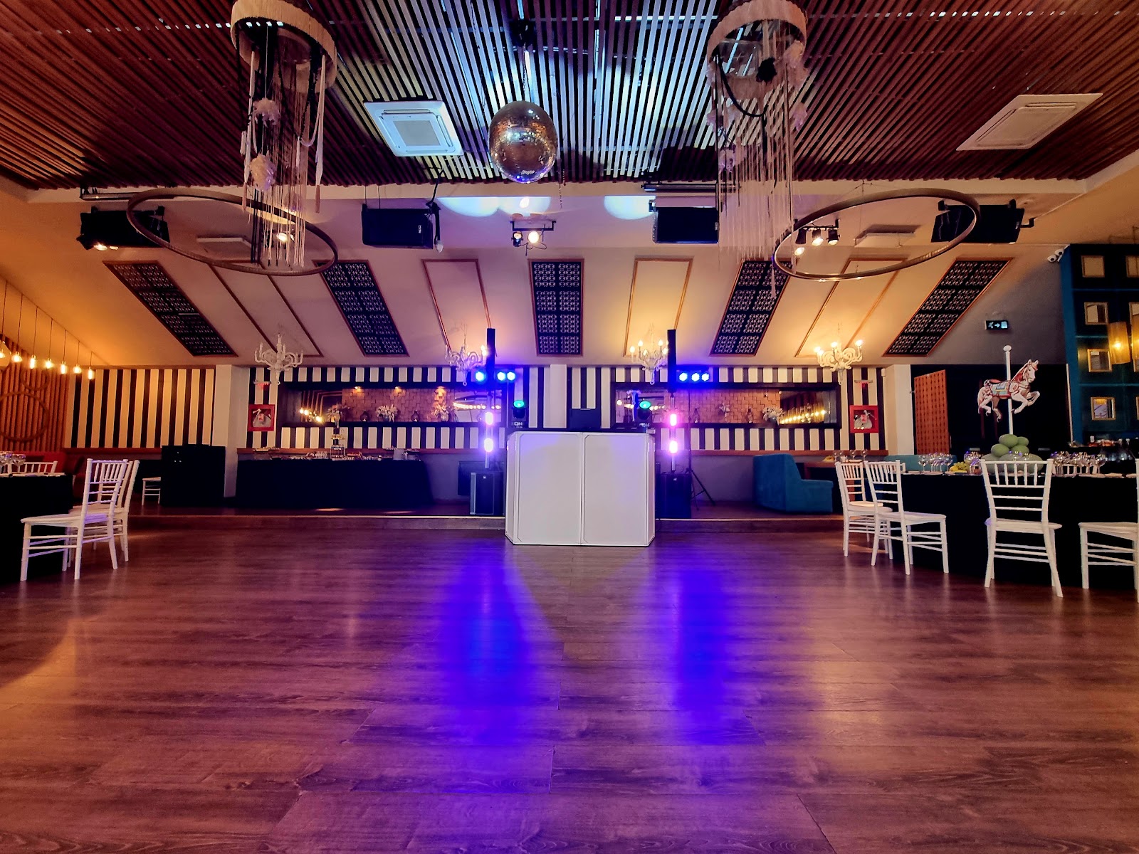 John Events - DJ, Sound & Lights (DJ Nunta, Botez, Majorat, Evenimente)