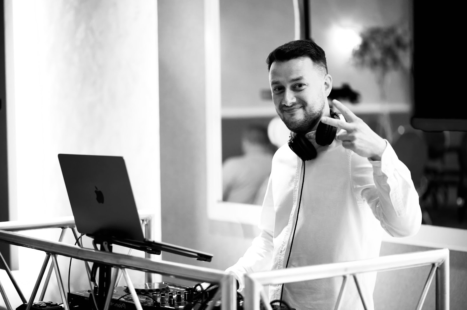 Dj Conu.ro | DJ Evenimente Bucuresti | DJ Nunta | DJ Botez | Sonorizari profesionale | Karaoke