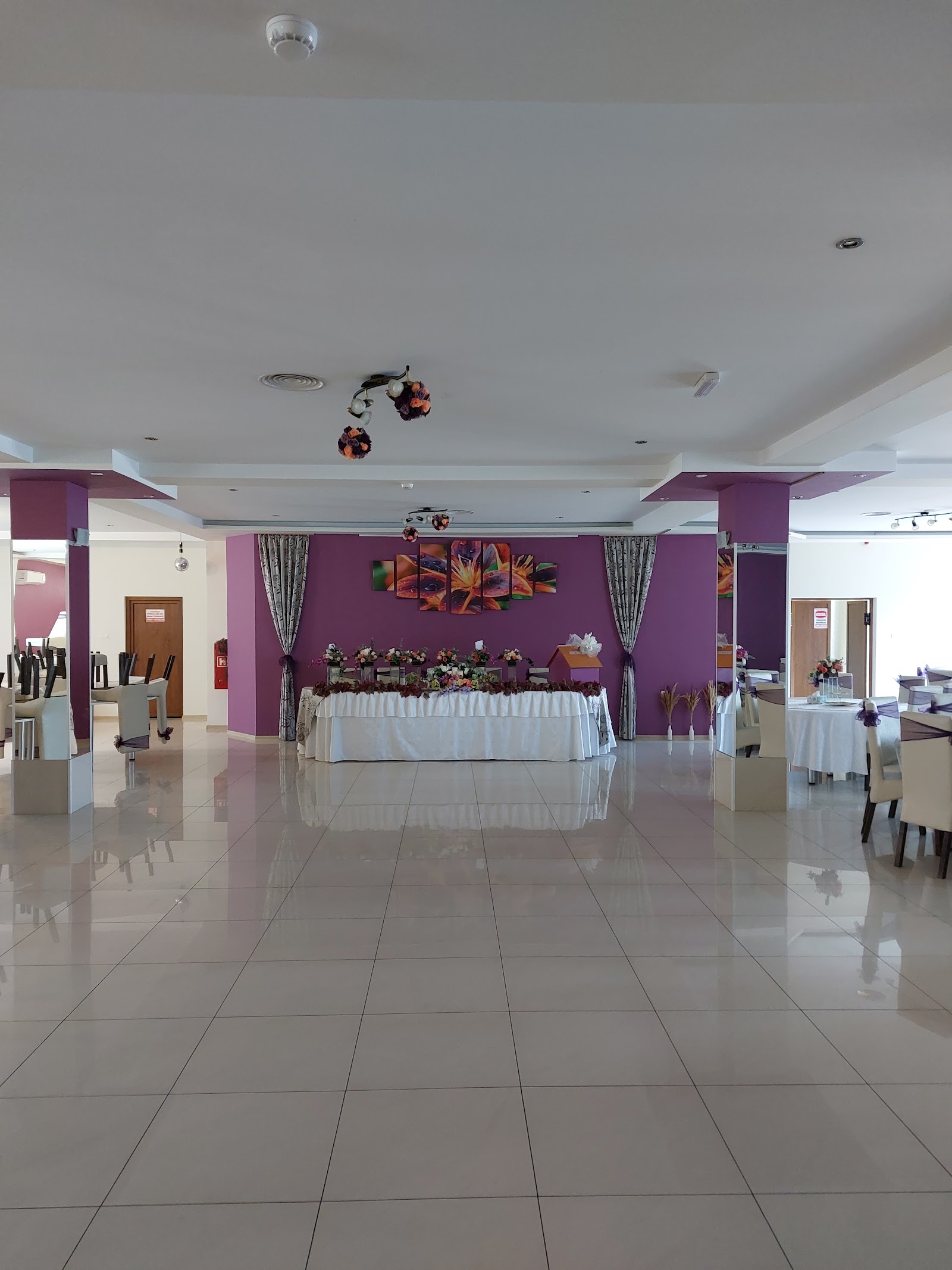 SALON GREEN