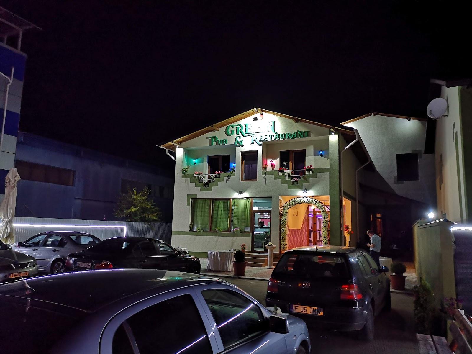 SALON GREEN
