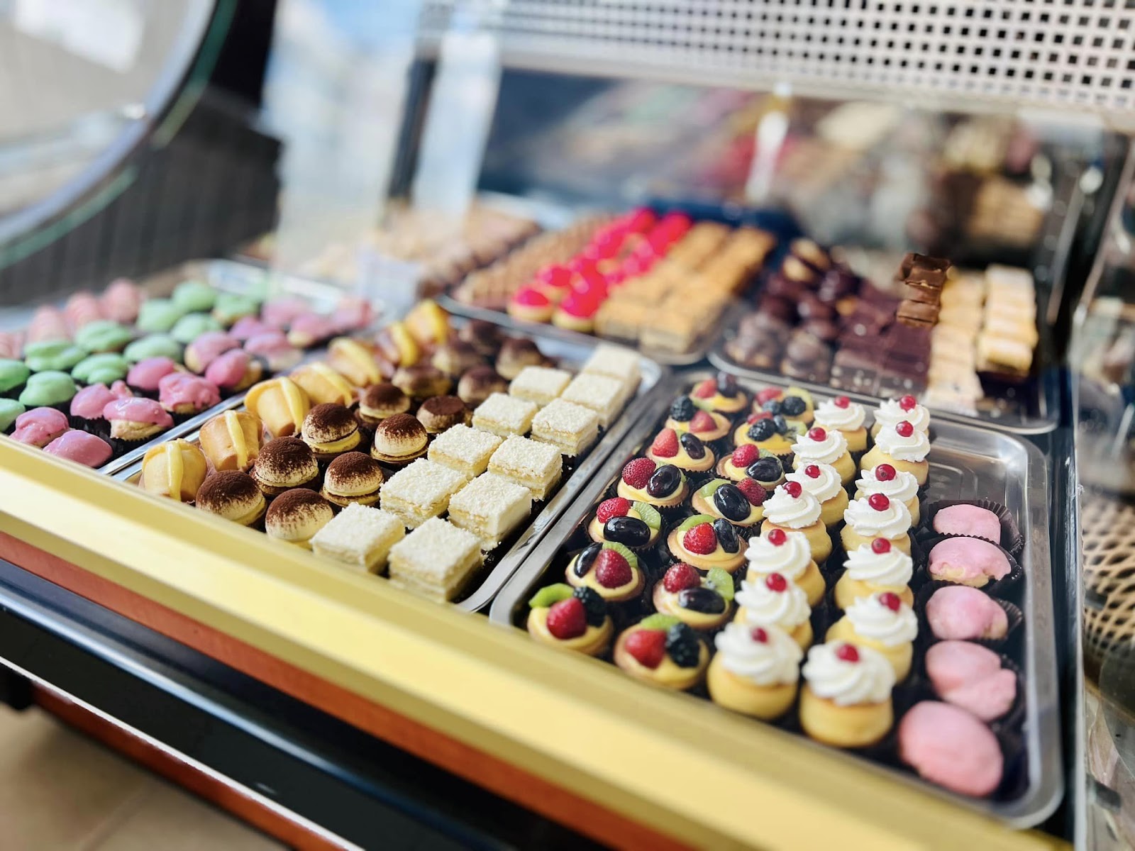 Dolci Delizia - Cofetarie Bacau | Torturi, Prajituri, Candy Bar | Evenimente si Nunta Bacau