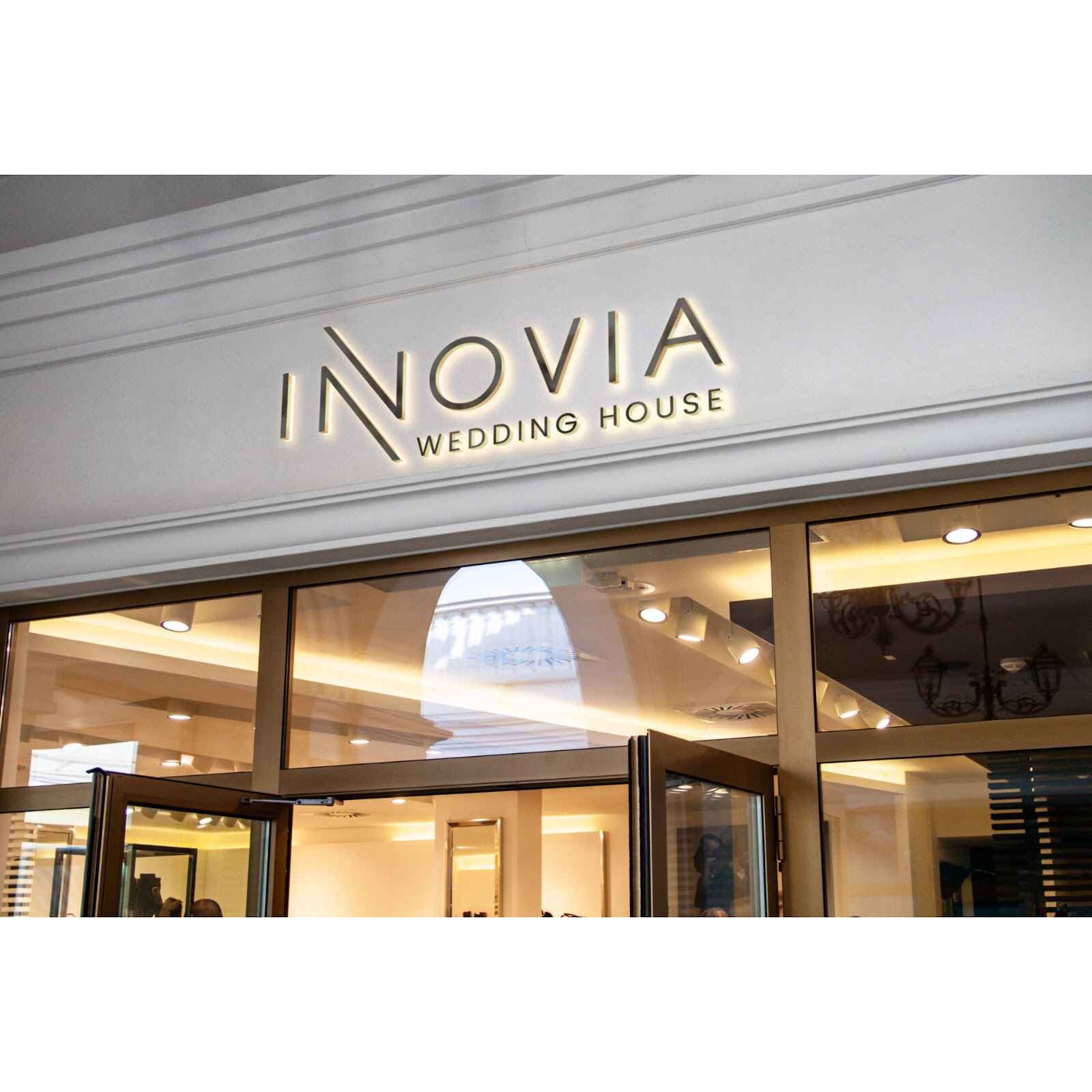 INNOVIA - ROCHII DE MIREASA SI ACCESORII DE NUNTA