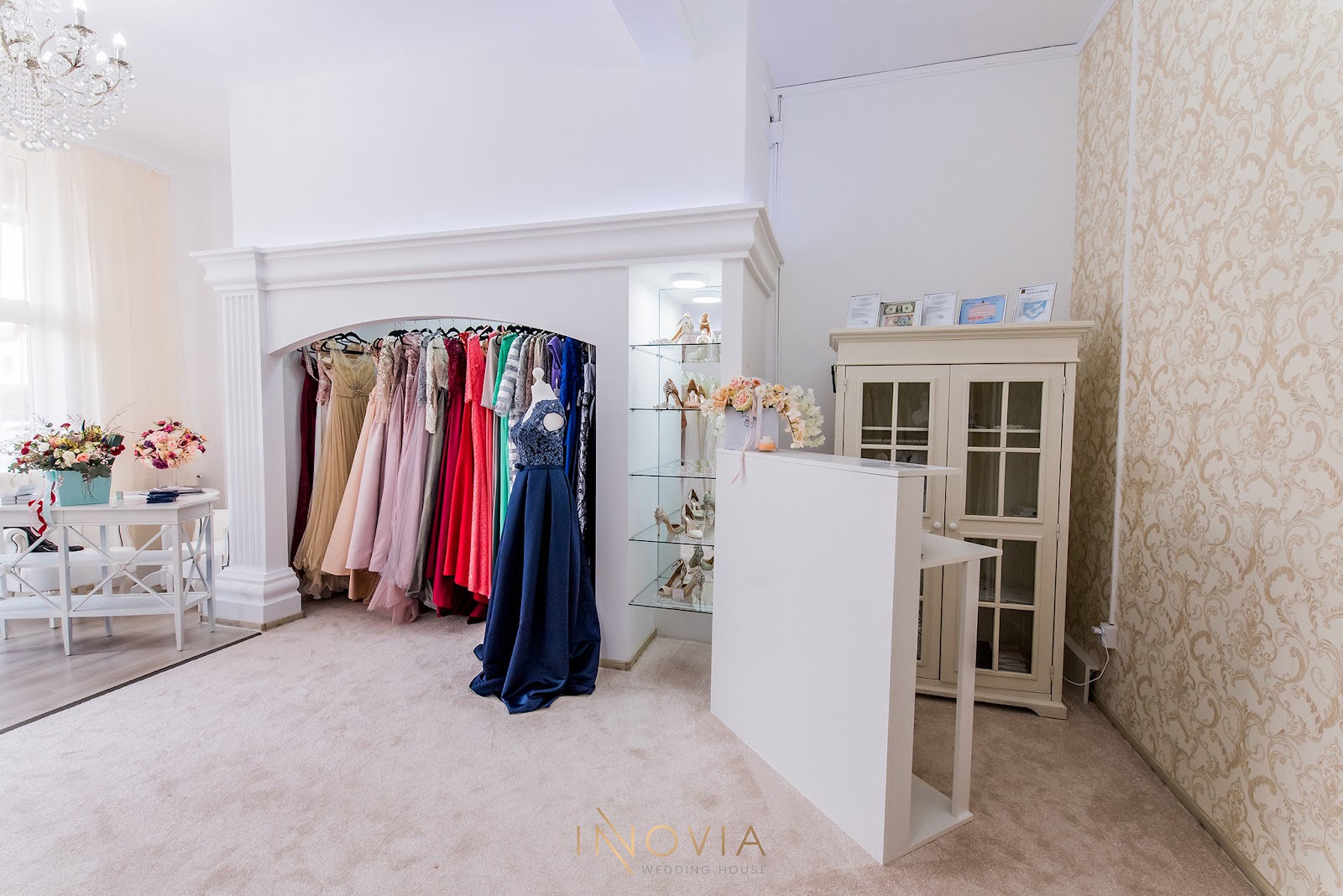 INNOVIA - ROCHII DE MIREASA SI ACCESORII DE NUNTA