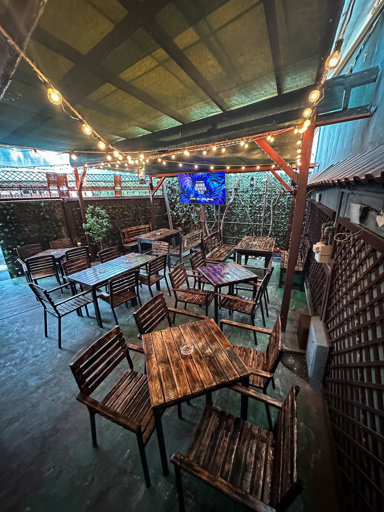 LITTLE BISTRO PUB