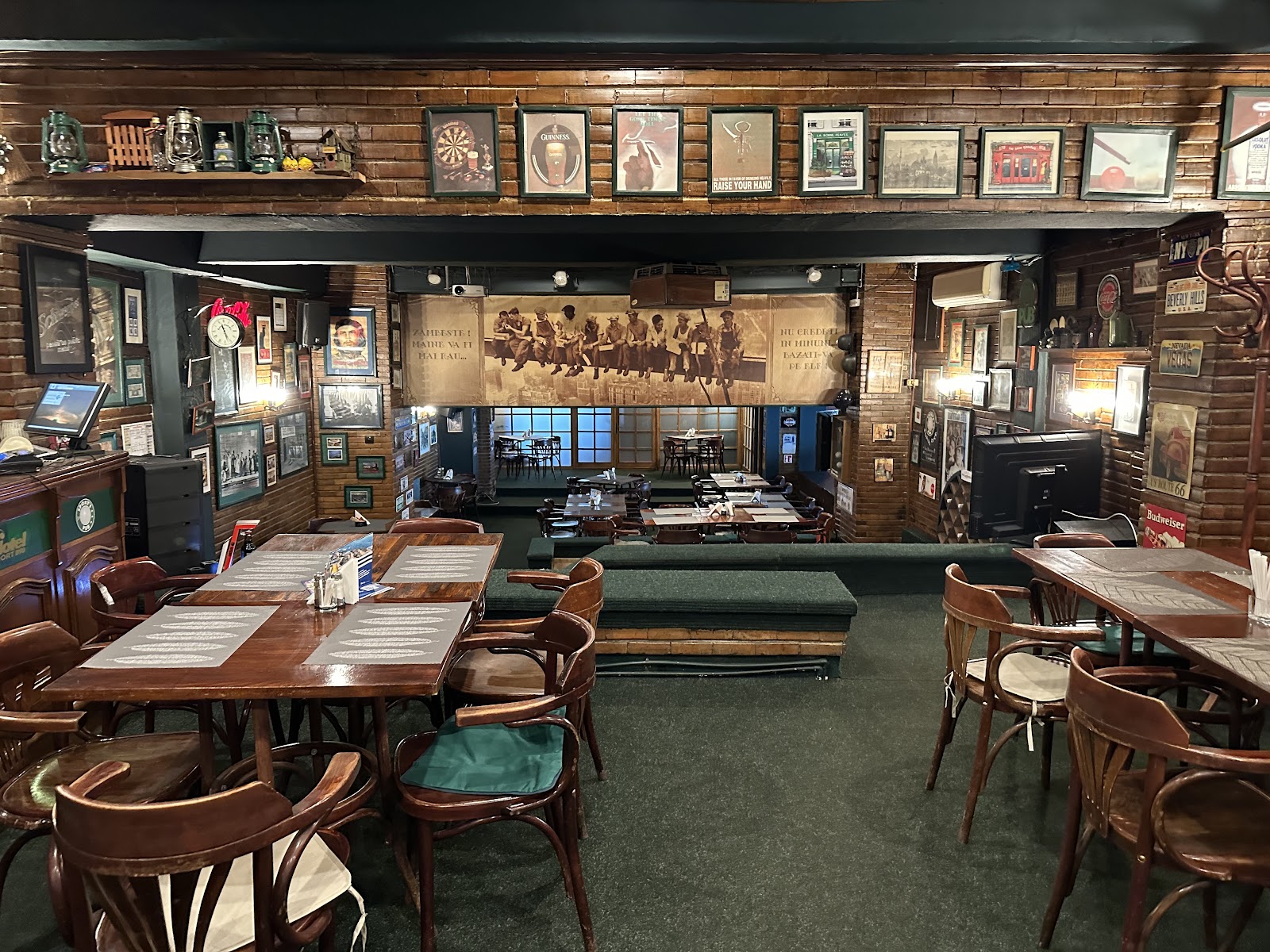 Sport's Pub B90